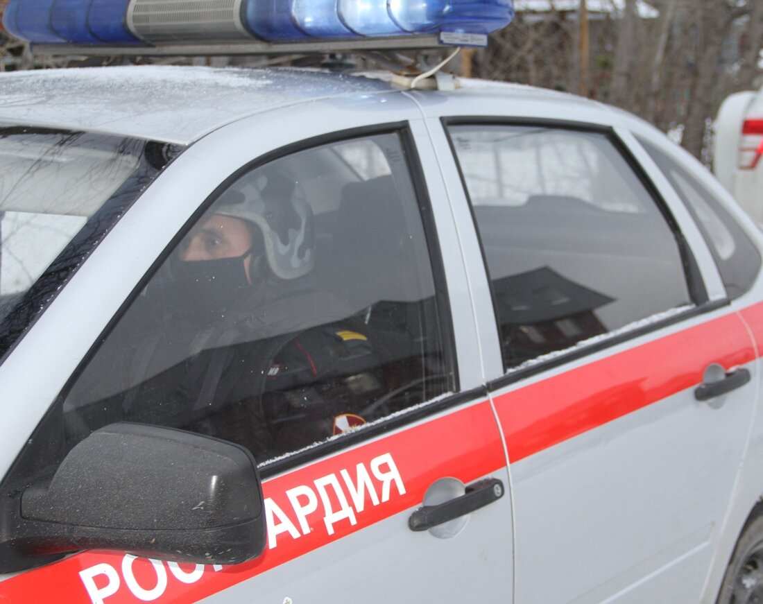Беспредел в стиле 90-х: два джипа подрезали машину силовиков, чтобы поговорить, но те закрылись и не выходили