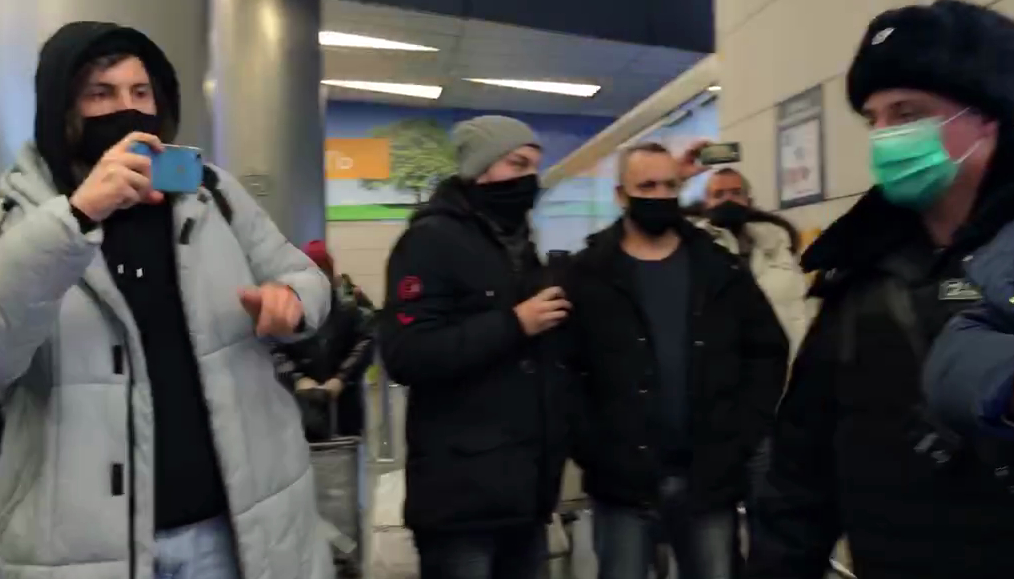 Во Внуково задержаны Анастасия Кадетова и юрист Алексей Молокоедов