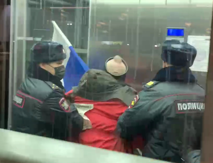 Задержан сторонник Навального с флагом России