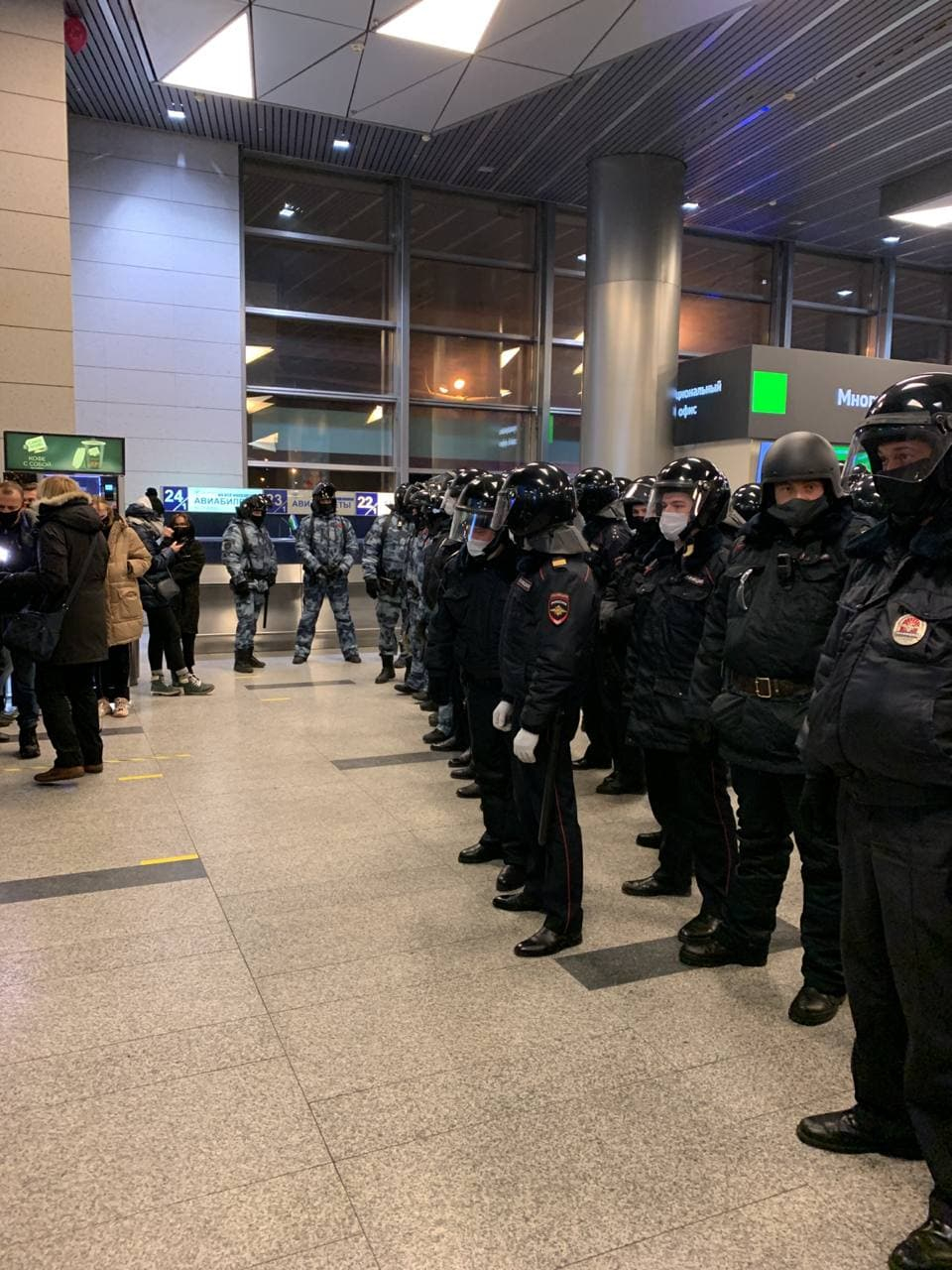 Во Внуково собравшихся начал оттеснять ОМОН