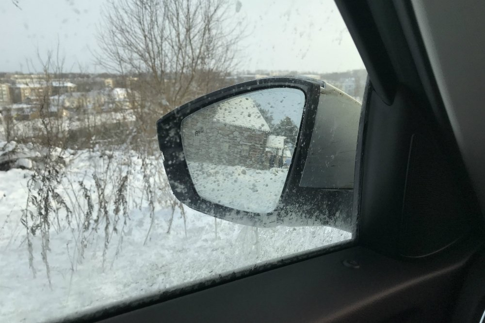 Водители настраивают боковые зеркала неправильно