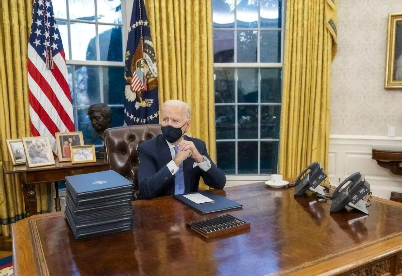 Что в первую очередь убрал Байден в Овальном кабинете после ухода Трампа