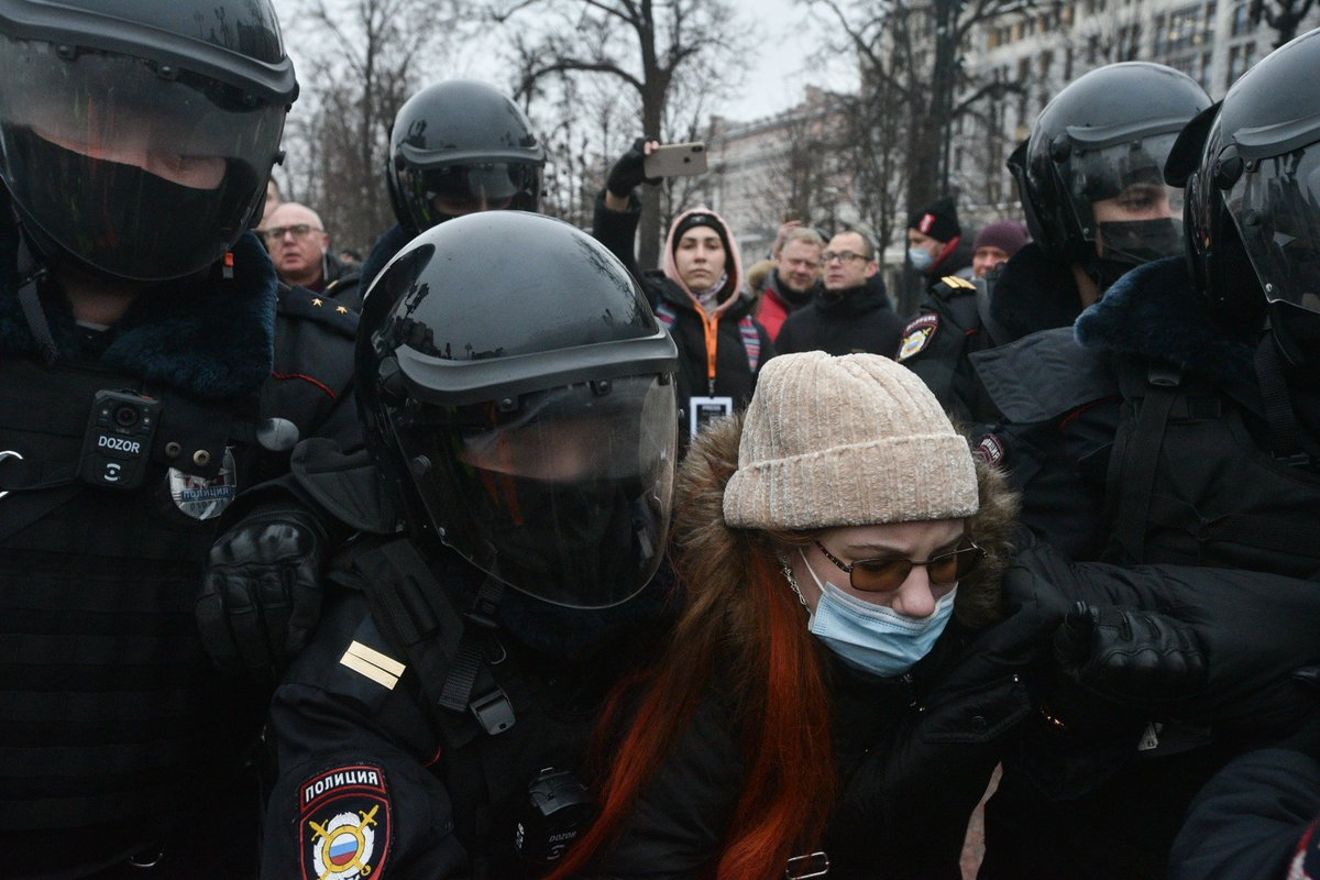 Число задержанных на акциях протеста перевалило за 1300