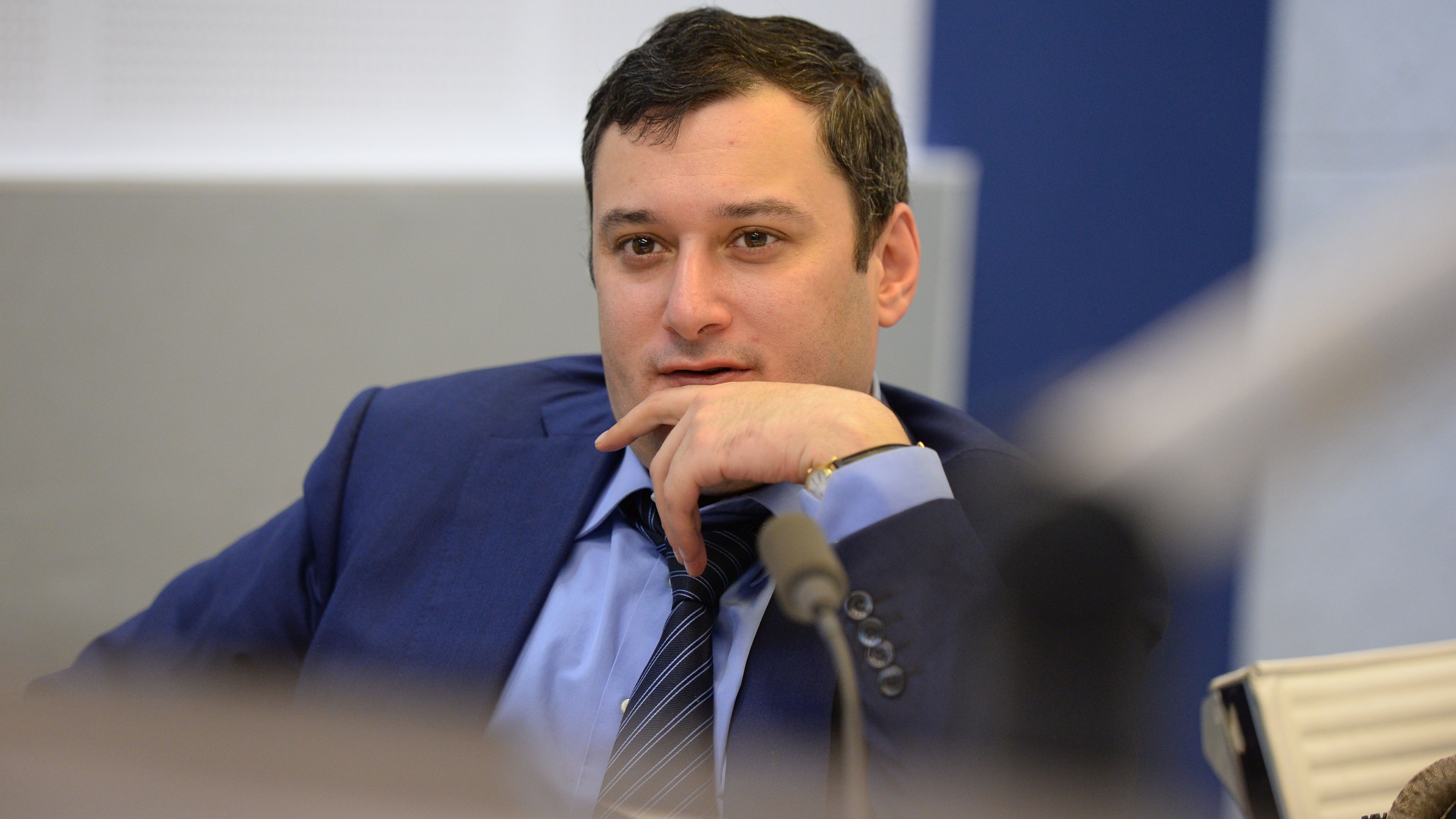 Хинштейн отозвал запрос в СК с просьбой проверить полицейского, ударившего в живот петербурженку