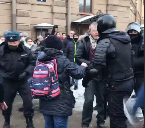 Протестующие напали на ОМОН на Сенной площади