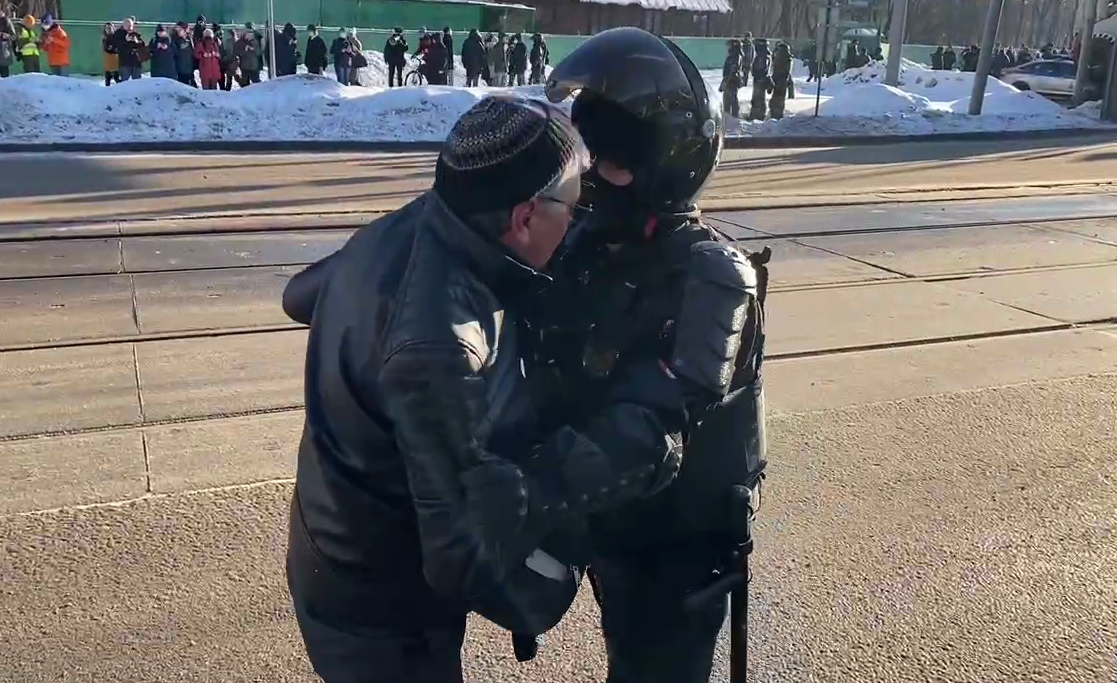 Около Мосгорсуда начались задержания