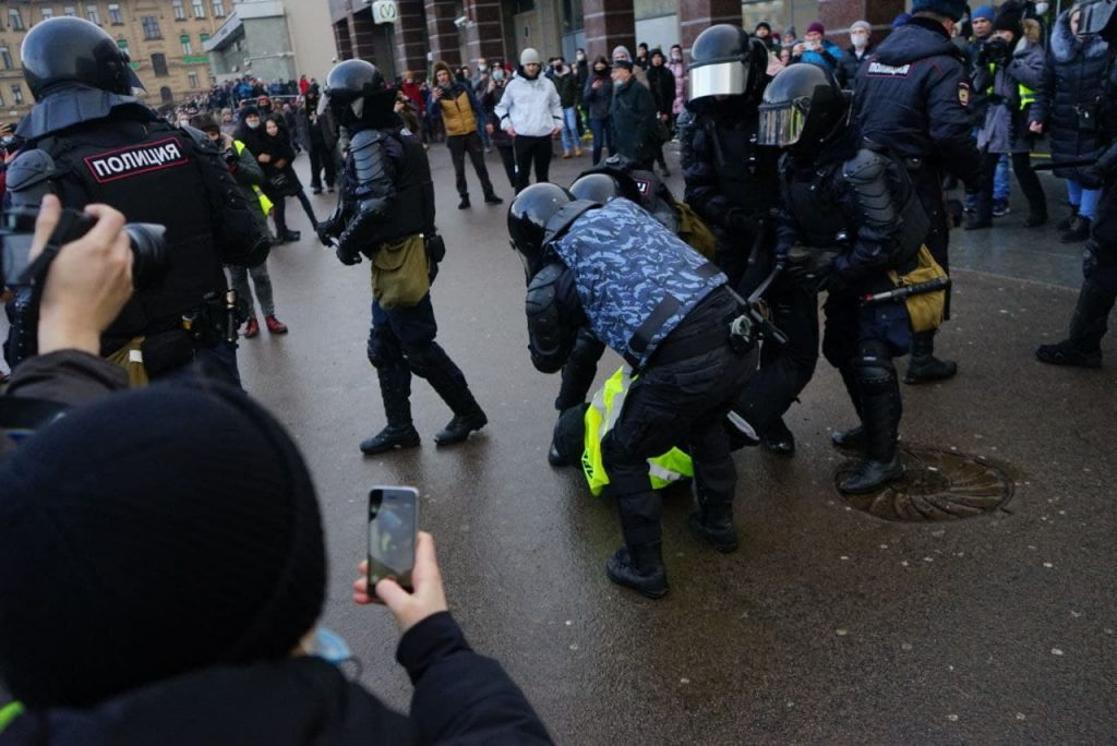 Почти 1,5 тысячи человек задержали в день суда по делу Навального