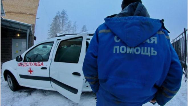 Женщине в Гатчине пришлось рожать у ворот роддома, потому что внутрь ее не пустил охранник