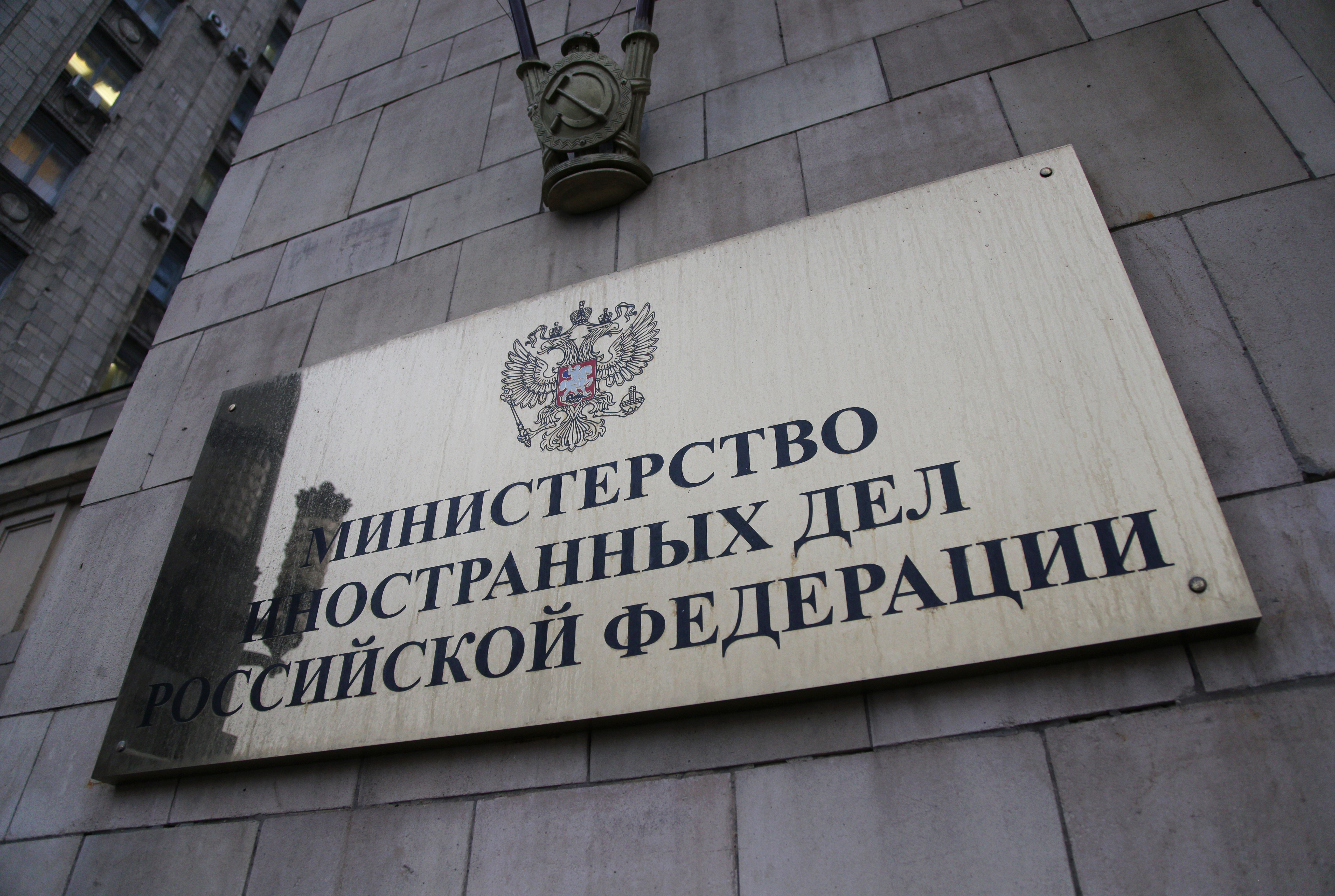 Россия высылает трех дипломатов посольств Польши, Швеции и Германии