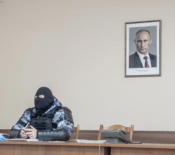 Уличный фотограф продал фотографию, ставшую символом протеста, за 2 млн рублей