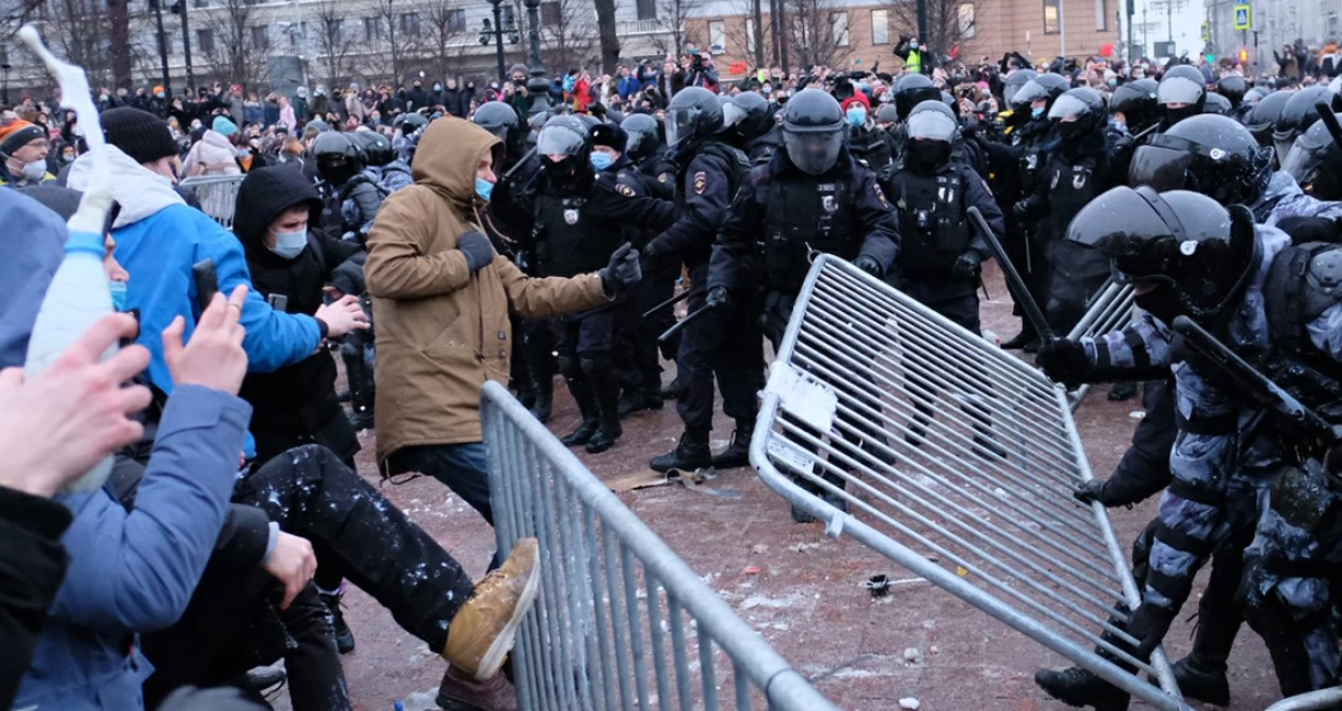 Госдума приняла закон, ужесточающий ответственность за нарушения на митингах