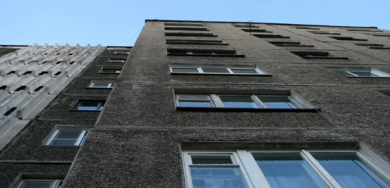 В Москве мужчина выпал с 5-летней дочкой из окна