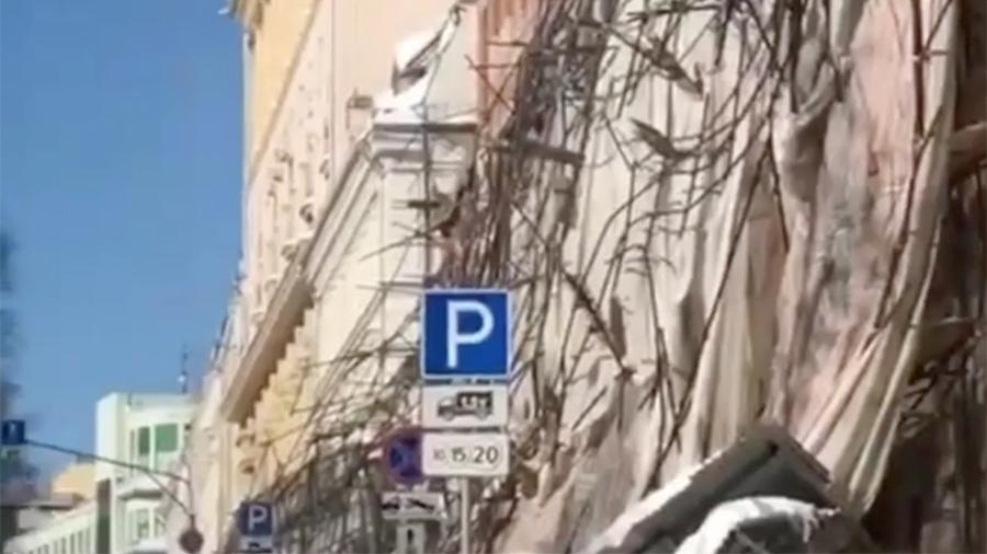 В центре Москвы обрушились строительные леса