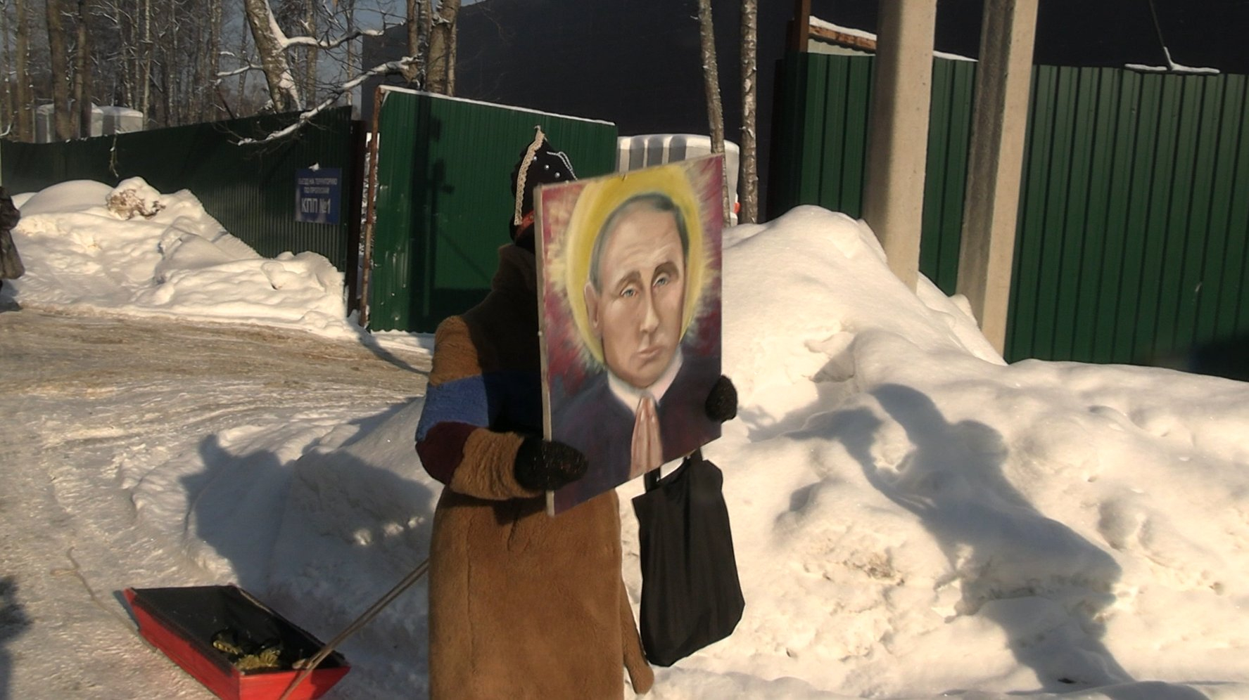 К художнице, которая провела акцию с иконой Путина, пришли полицейские