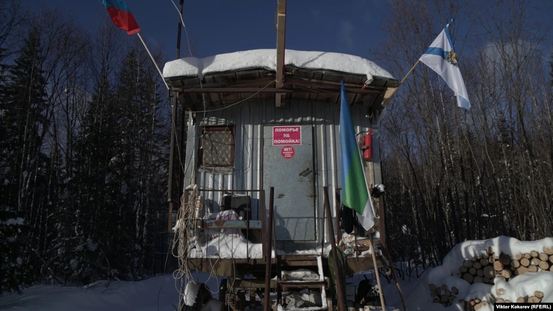 Возле станции 