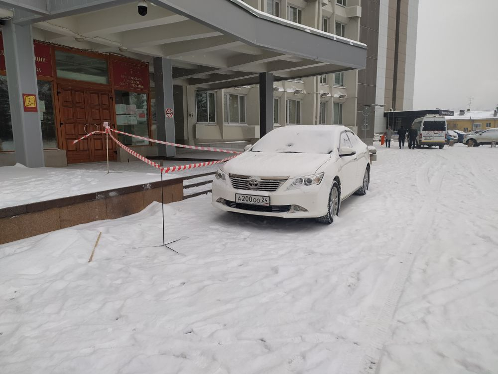 Автомобиль спикера городского совета обстреляли из фейерверка