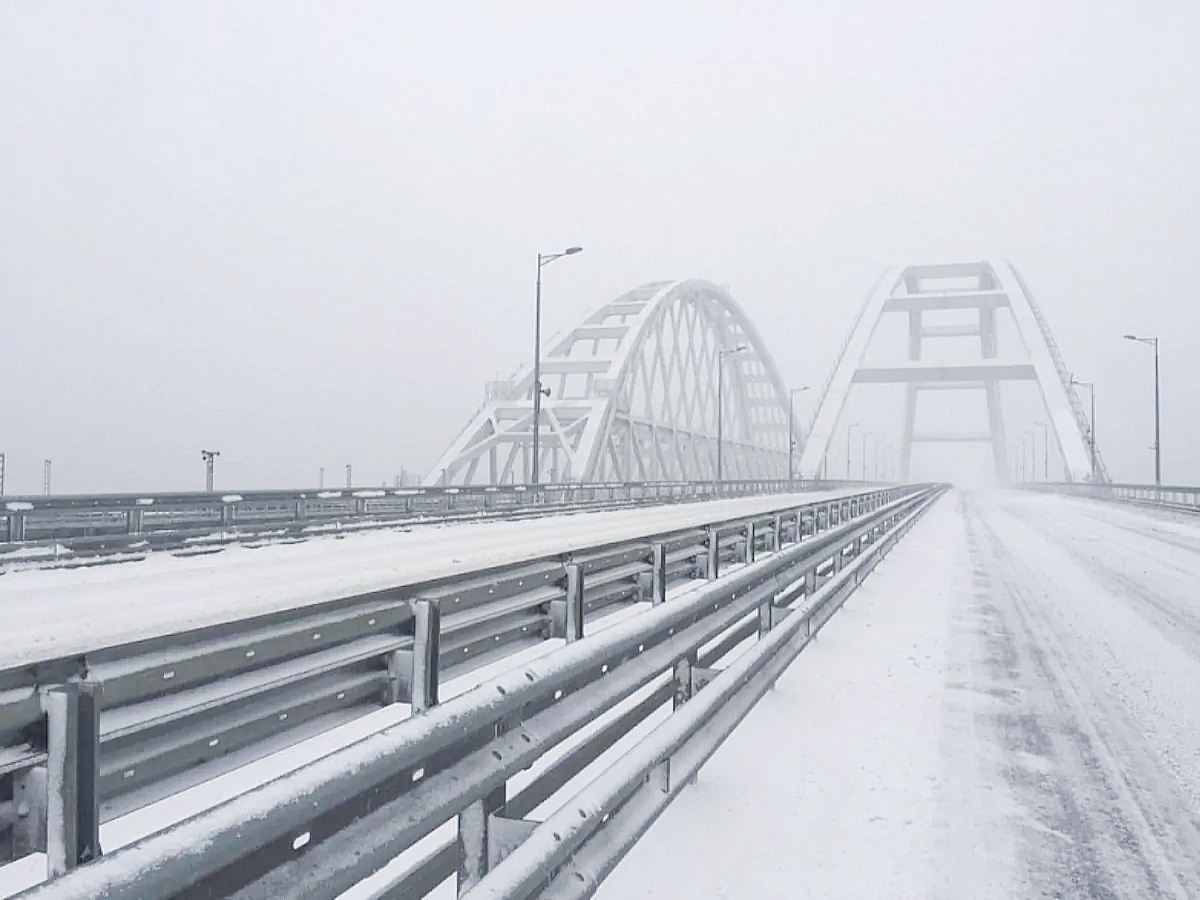 Крымский мост перекрыли из-за непогоды