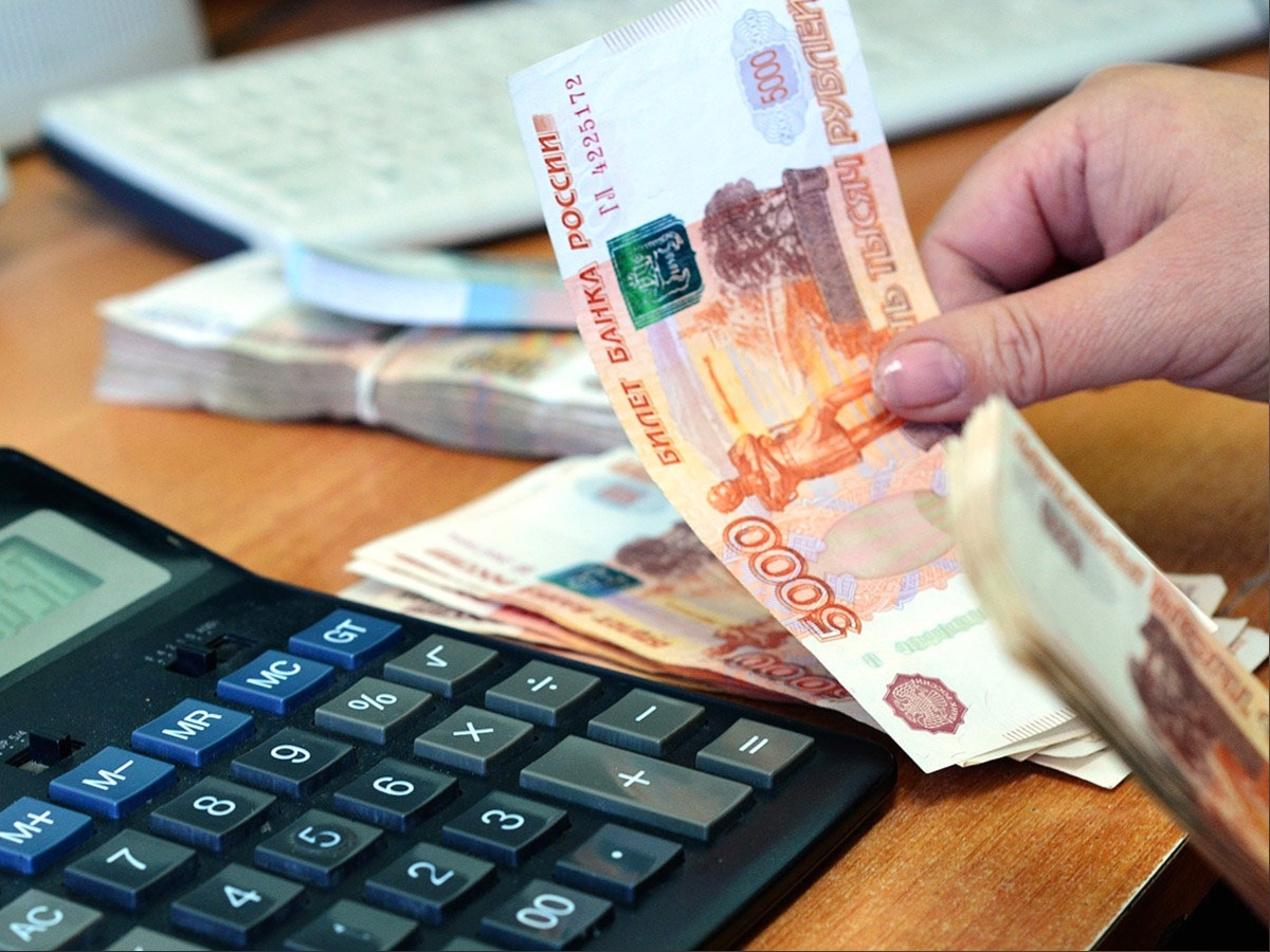Части бюджетников выплатят около 70 тысяч рублей