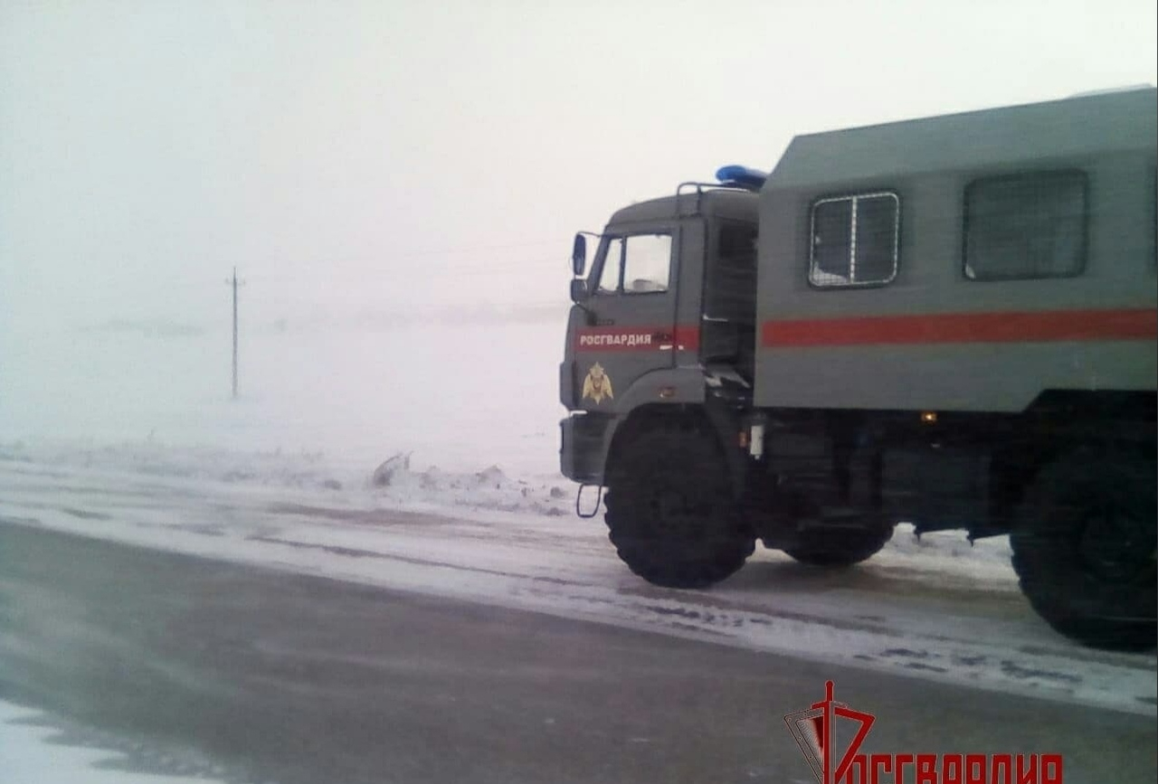 В Челябинской области в спецмашинах Росгвардии организовали пункт обогрева для застрявших на дороге