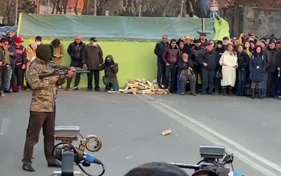Армянская оппозиция отрепетировала расстрел Пашиняна и его жены
