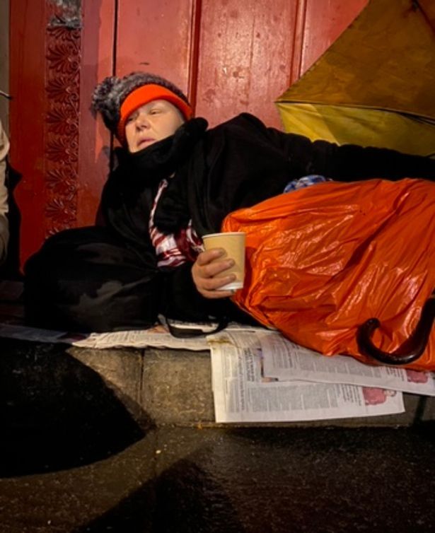 Бывшей пловчихе приходится спать на кладбище, поскольку ей не платят пенсию