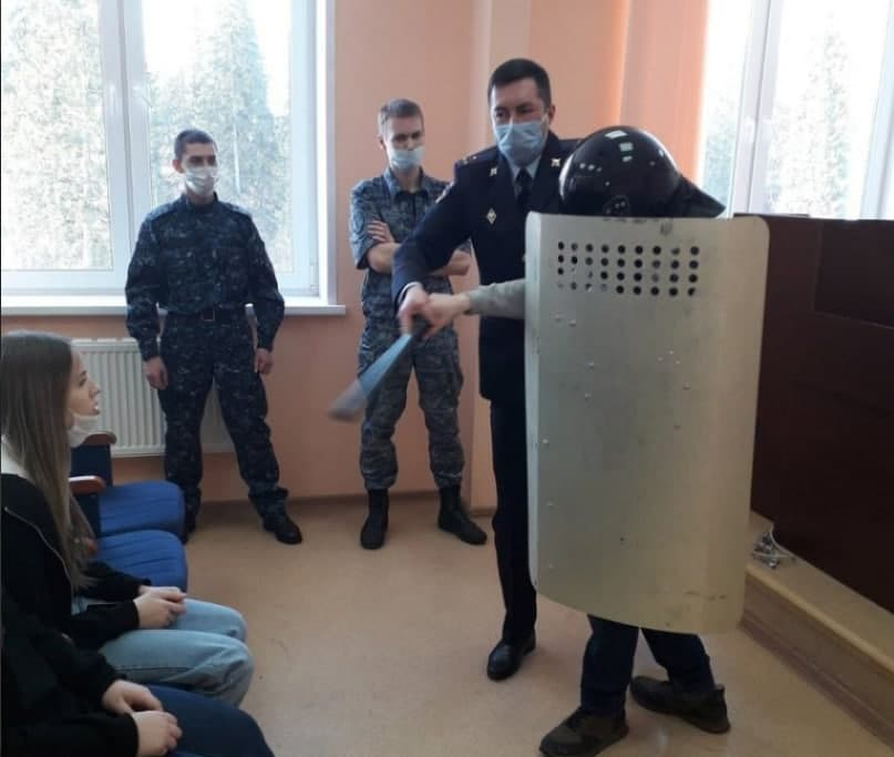 Удмуртских семиклассников на уроке научили бить протестующих