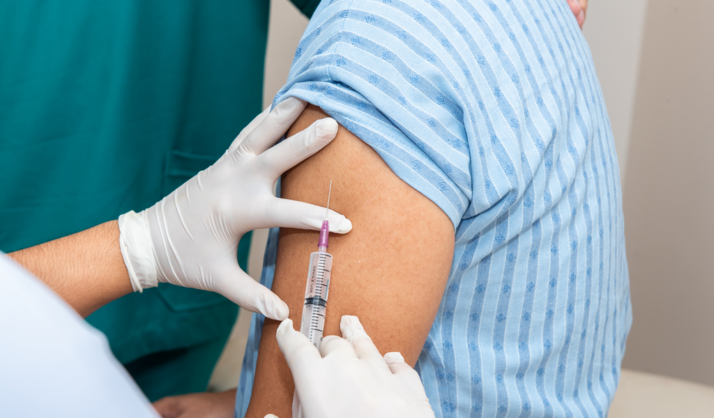 Не только температура и боль: чего еще ждать после вакцинации
