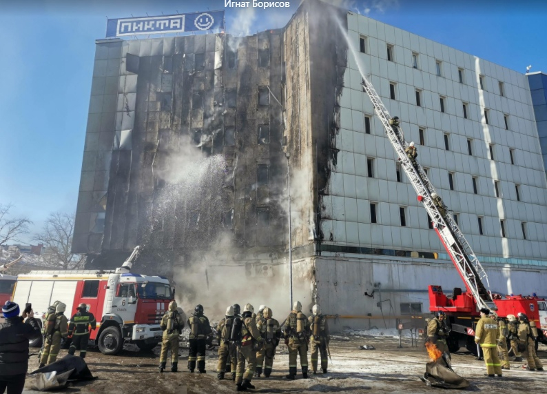В Самаре горит торговый центр