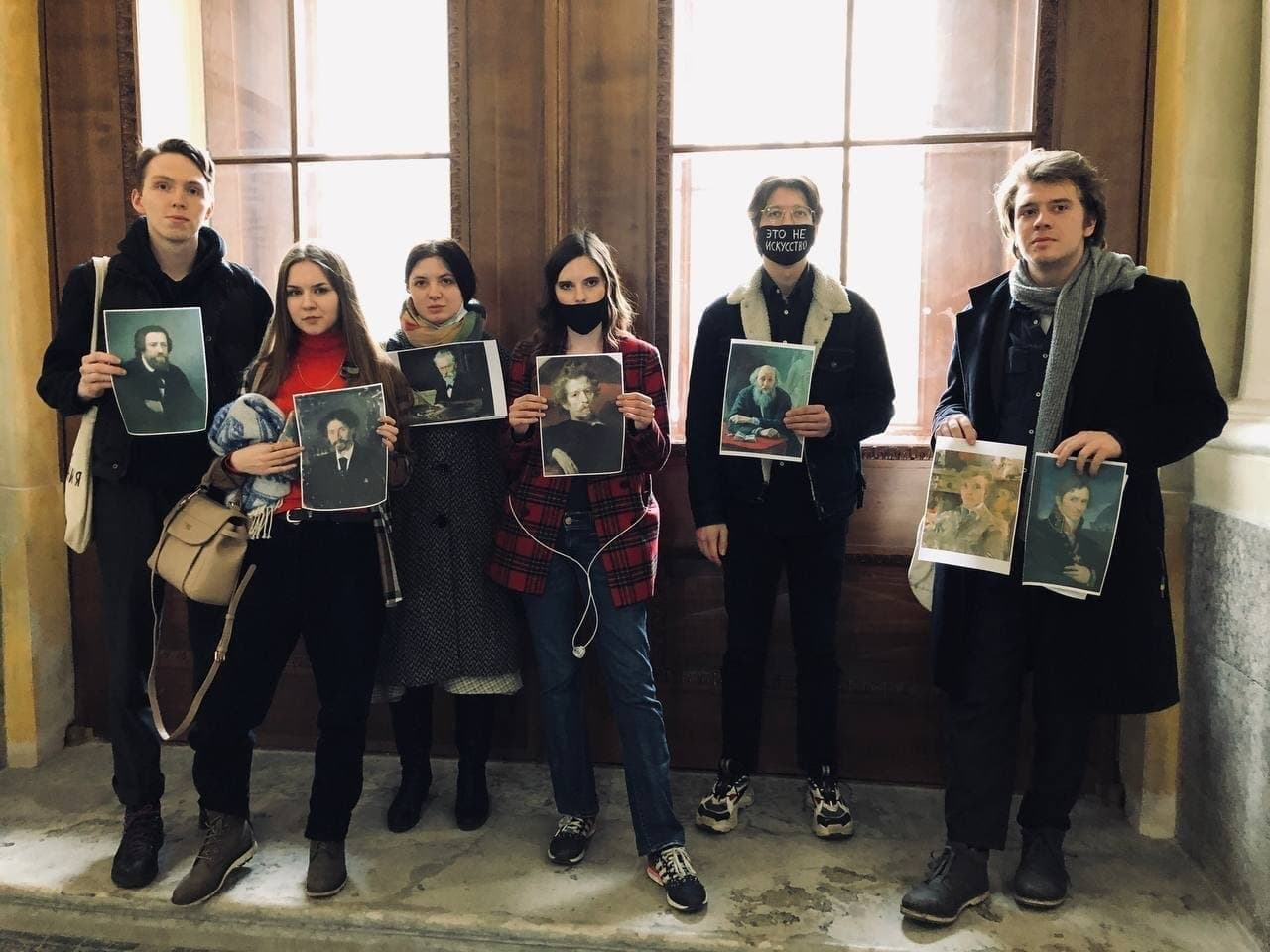 Студенты провели пикет против выставки Евгении Васильевой в музее Академии Художеств