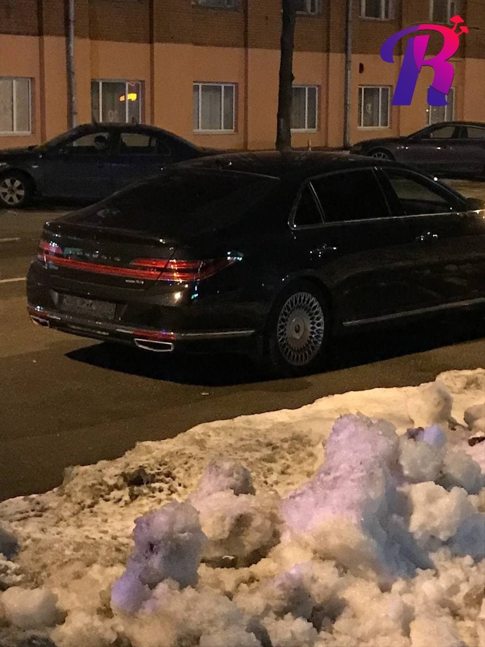 В Москве автомобиль сбил девушку на переходе и попытался скрыть свои АМРовские номера