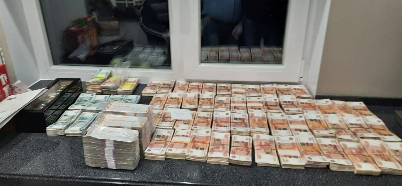 У Пензенского губернатора при обыске обнаружили пачки денег и другие предметы роскоши