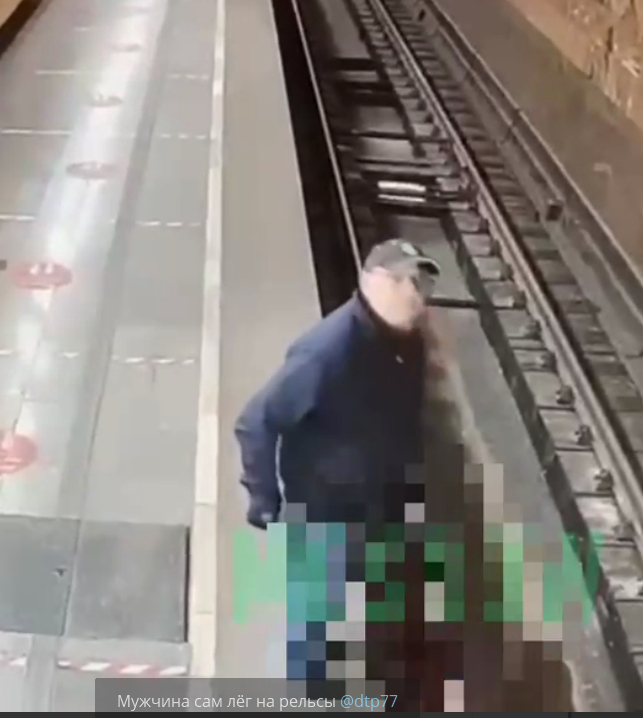 В Москве пассажир упал на рельсы в метро