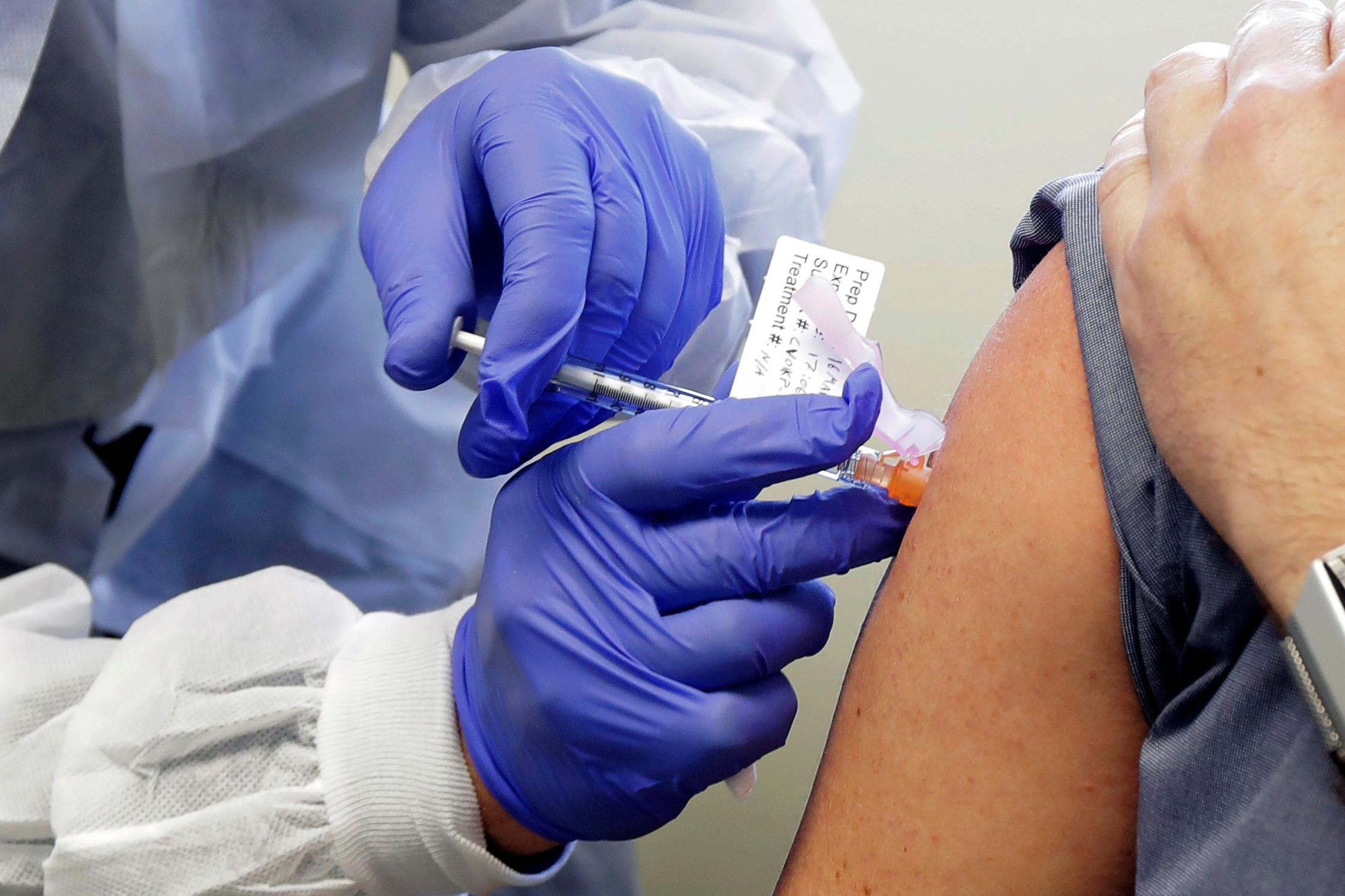 Минтруд: Работодатель не вправе принуждать к вакцинации