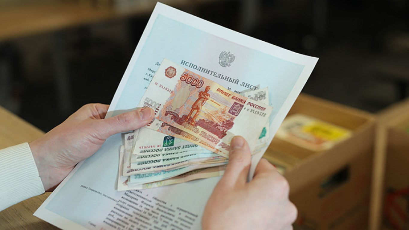 Путин поручил разработать закон о защите минимального дохода граждан от взысканий