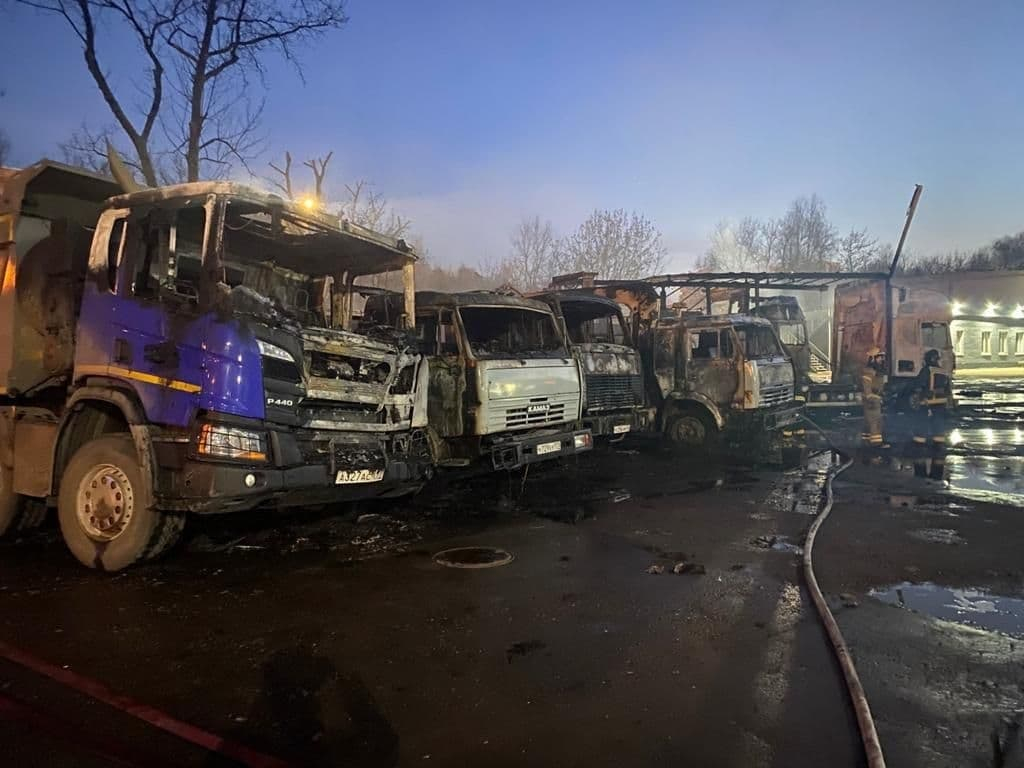 В Москве в промзоне сгорело около 25 грузовиков