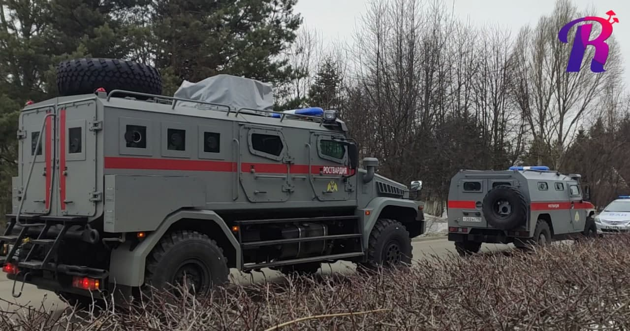Силовики продолжают штурм дома в Мытищах, где забаррикадировался стрелок