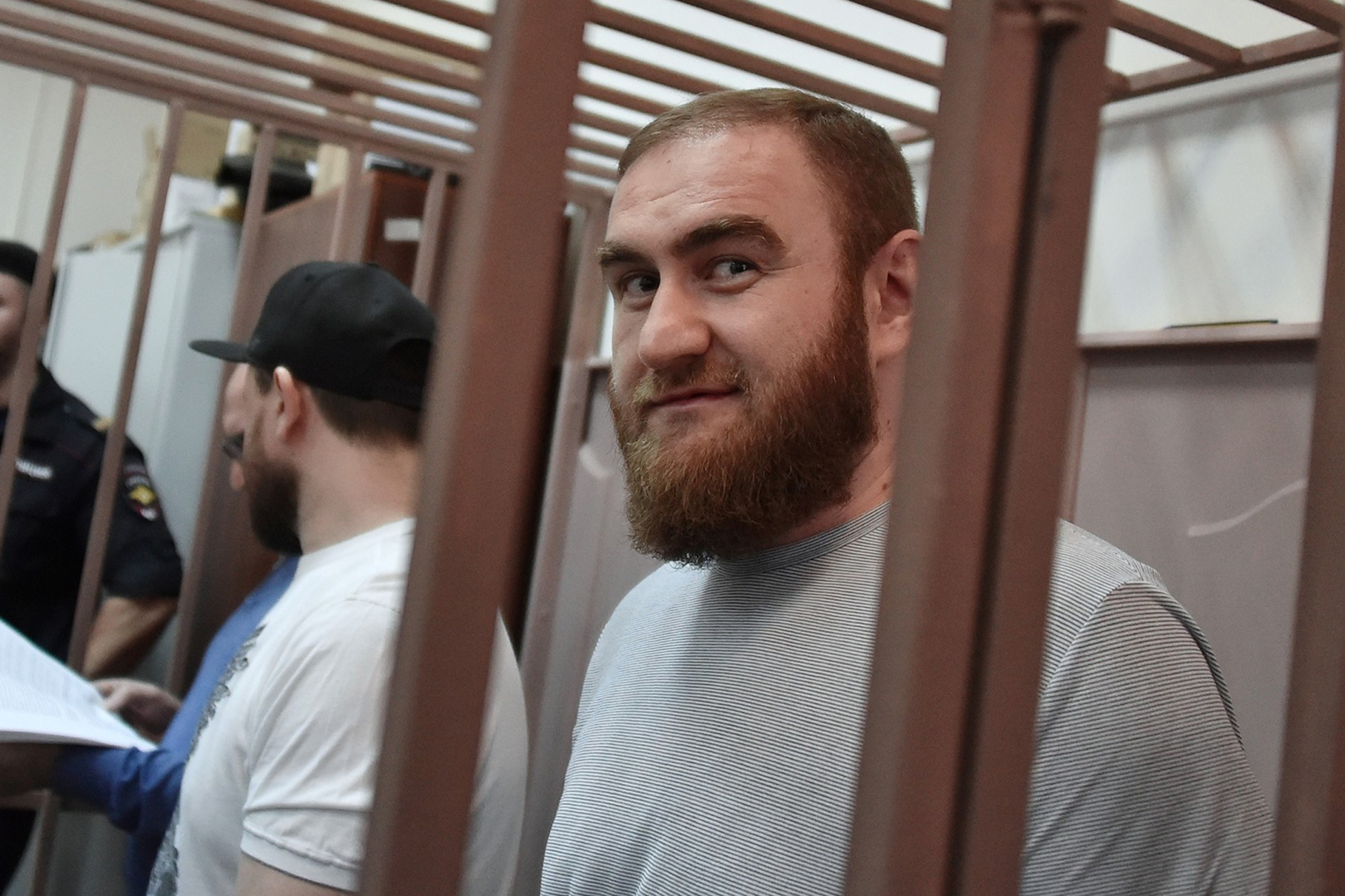 СК завершил расследование дела экс-сенатора Арашукова и его отца