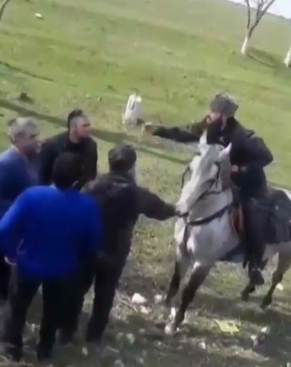 Полиция остановила конный поход на Дагестан с чеченскими флагами