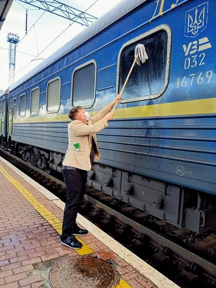 Датчанин не выдержал грязи и помыл украинский поезд шваброй
