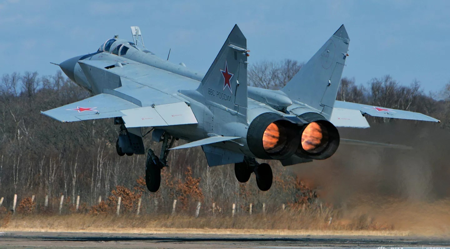 Истребитель МиГ-31 сопроводил американский самолет-разведчик над Тихим океаном