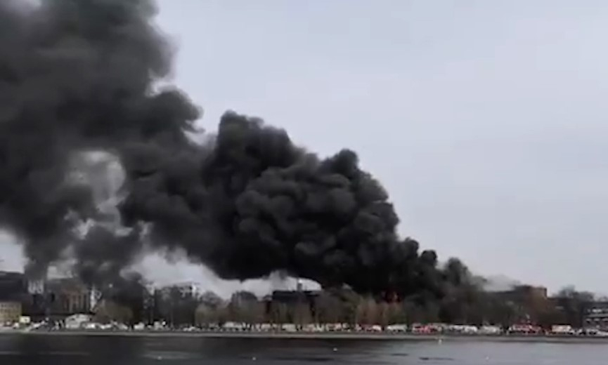 В здании горящей