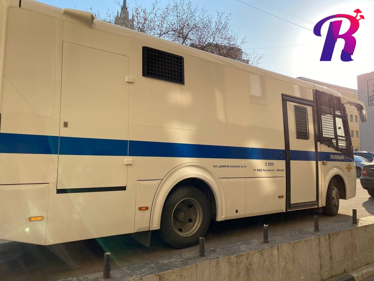 Автозаки стягиваются к зданию Басманного суда в Москве