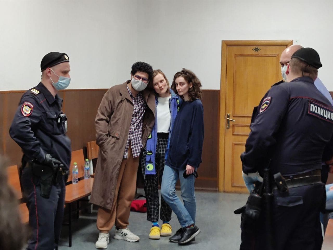 Суд запретил редакторам  DOXA выходить из дома и пользоваться интернетом