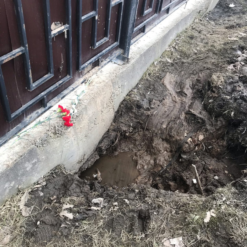 Администрация Брянска не закопала яму, в которой девять дней назад утонул человек