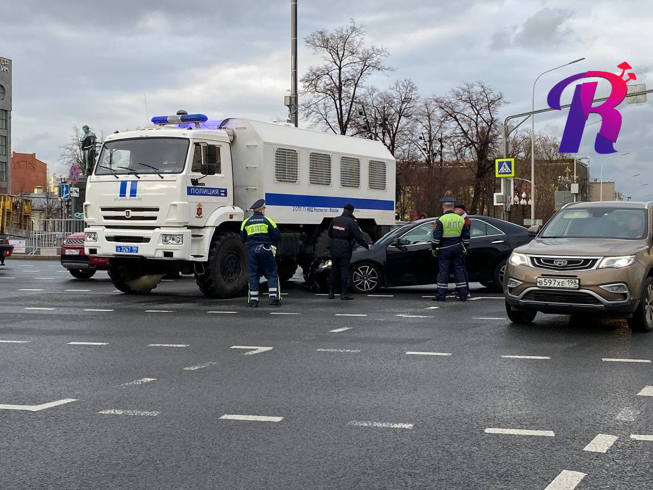 Машина ОМОН столкнулась с легковушкой на Пушкинской площади в Москве