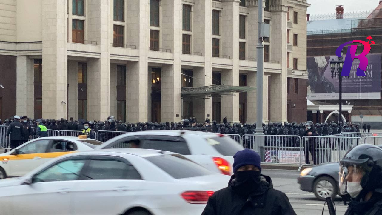 ОМОН окружает протестующих на Тверской улице в Москве