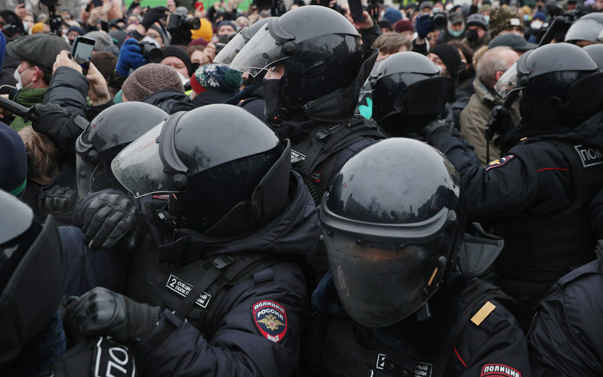 Число задержанных на акциях протеста по всей России выросло до 1756 человек