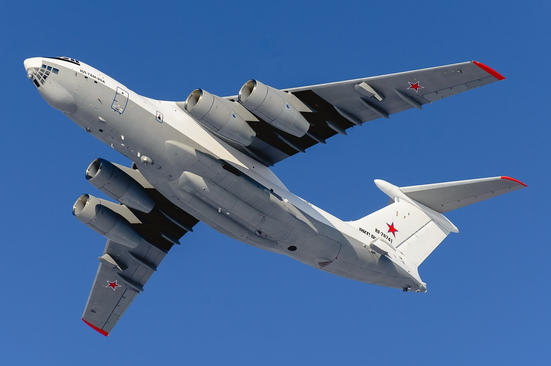 Самолет-заправщик Ил-78 готовится к аварийной посадке в Жуковском из-за поломки с шасси