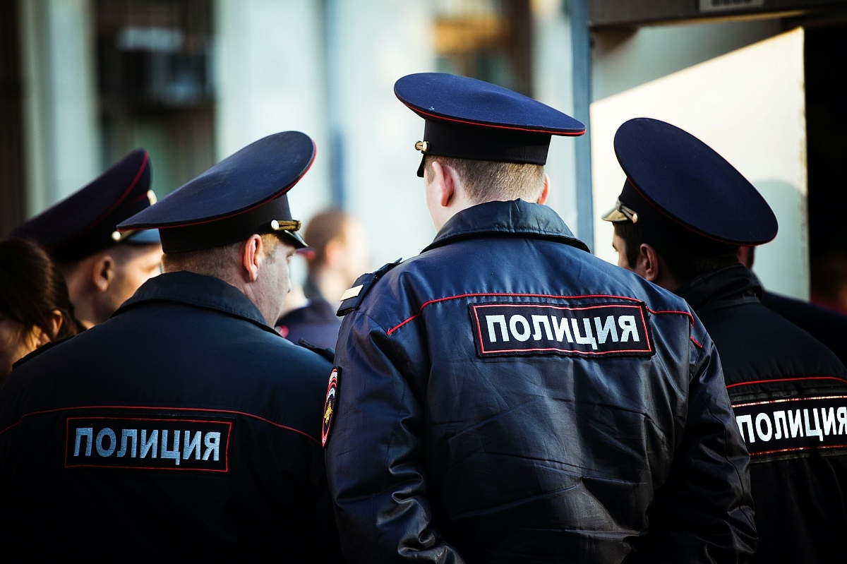 В Москве за вымогательство задержали троих полицейских