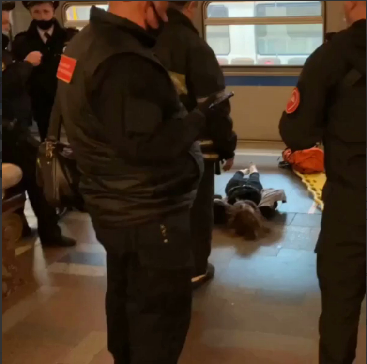 В Москве девушка упала на рельсы в метро